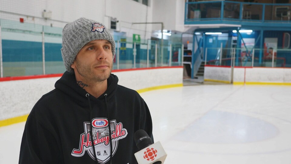 Il donne une entrevue sur la glace du centre sportif 