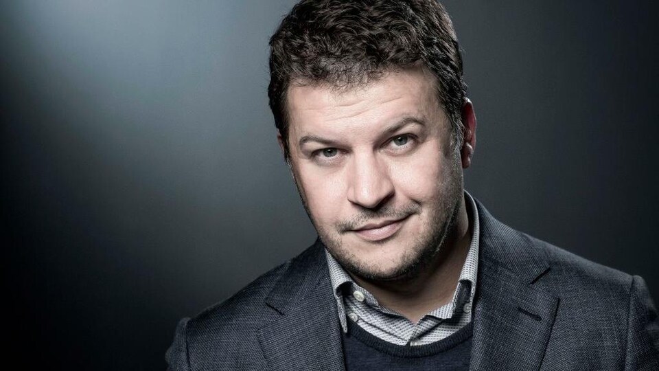 Guillaume Musso esquisse un demi-sourire.