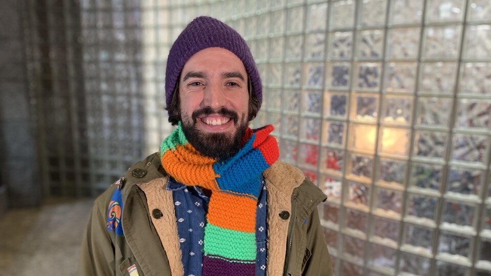 Le visage de Guillaume Vermette devant un mur.