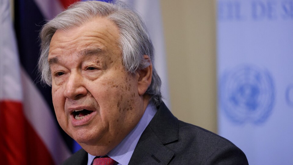 Antonio Guterres, with his mouth open, confronted the reporters.