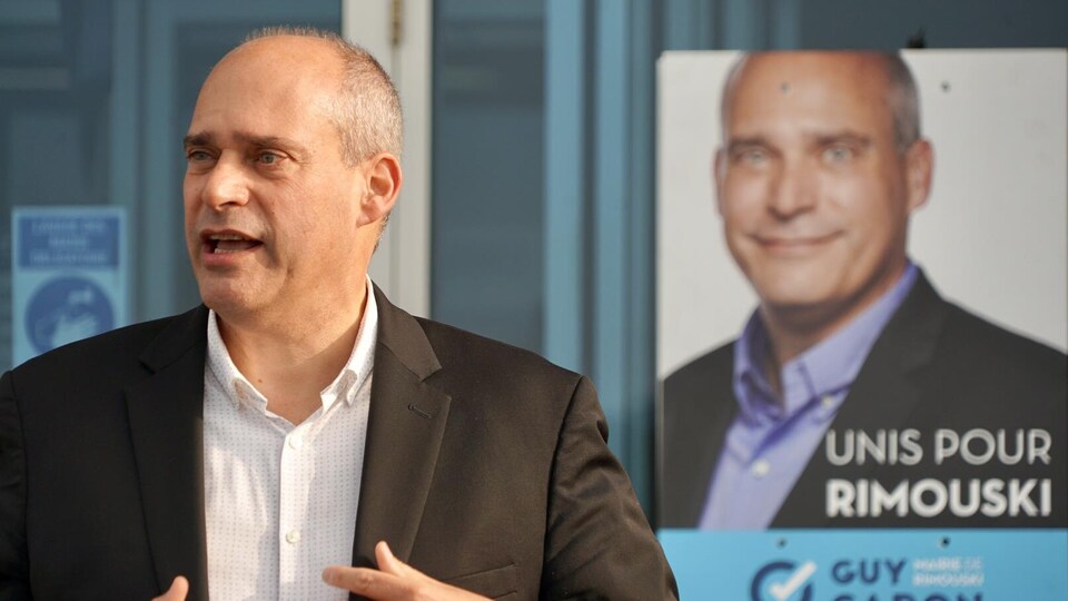 Guy Caron, lors d'un point de presse en vue des élections municipales de novembre 2021.