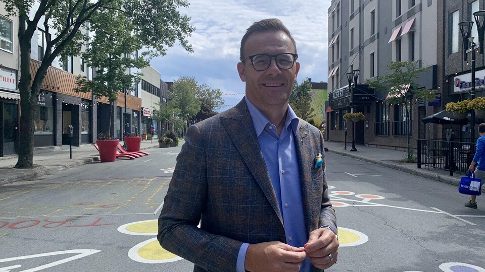 Guy Cormier dans une rue piétonne de Rouyn-Noranda.