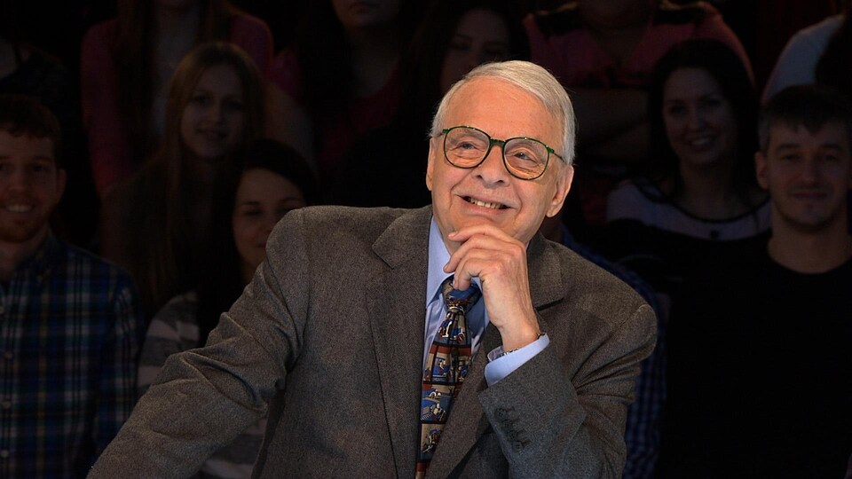 Guy Fournier tient son menton sur le plateau des Enfants de la télé.