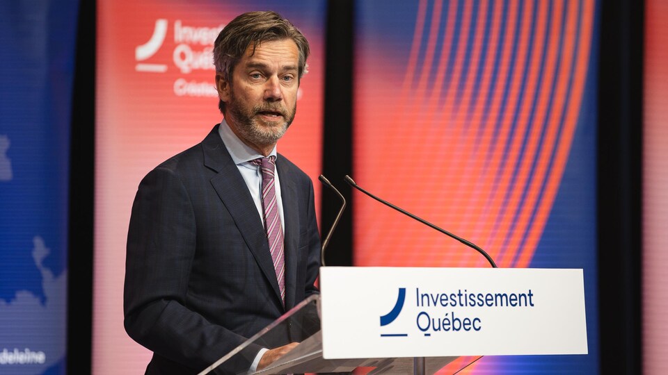 Une photo de Guy Leblanc qui prononce un discours derrière un lutrin d'Investissement Québec.