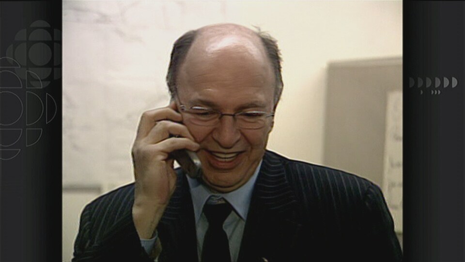 Guy Lelièvre parle au téléphone.