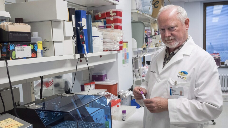Le directeur du Neuro, le docteur Guy Rouleau, dans un laboratoire.
