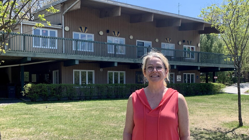 La dame devant le centre pour personnes handicapées, dehors.