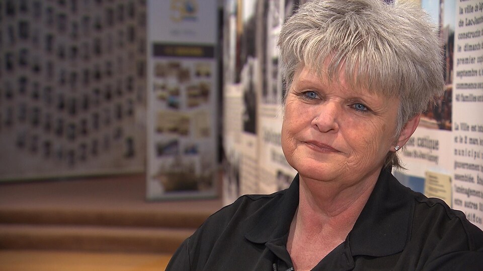 Guylaine Rioux devant une mosaïque de photos de Nord-Côtiers