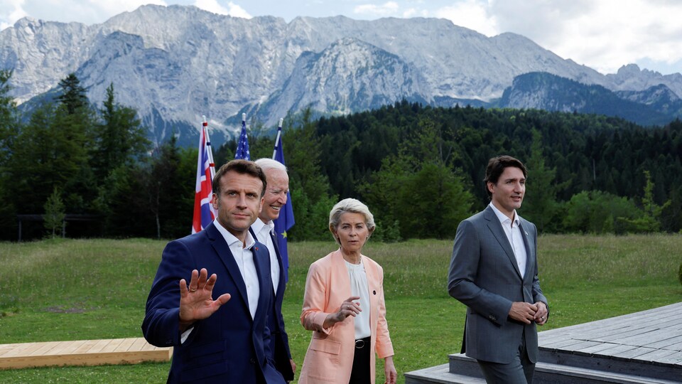 La présidente de la Commission européenne Ursula von der Leyen, le président français Emmanuel Macron, le président américain Joe Biden et le premier ministre canadien Justin Trudeau devant les montagnes bavaroises.