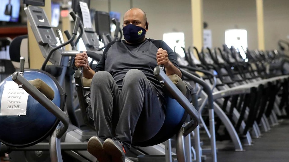 Un homme s'entraîne dans un gym.