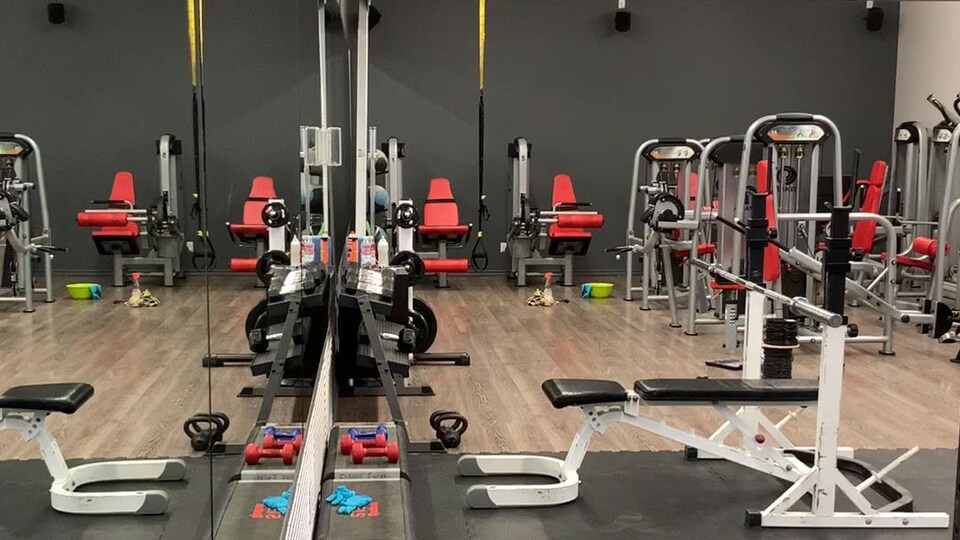 Une salle d'entraînement avec des machines.