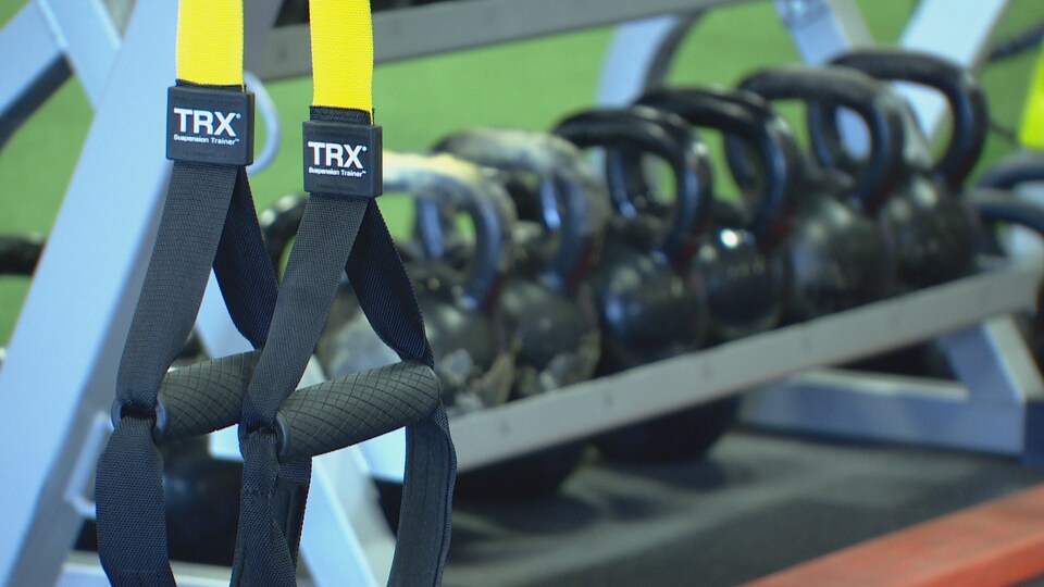 Des poids et de l'équipement d'entraînement dans un gymnase.