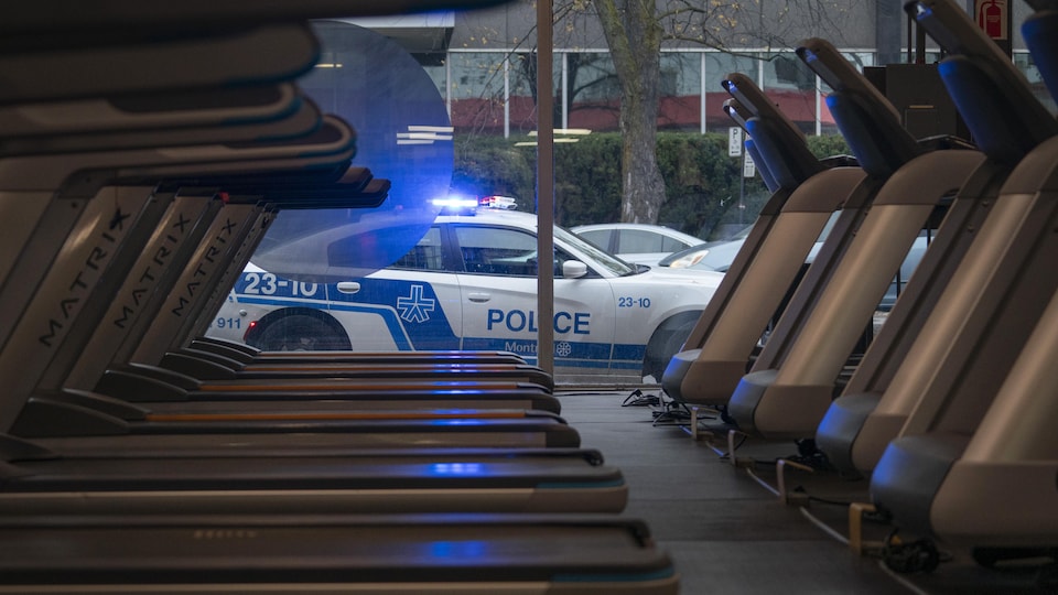 Un policier donne une contravention à un automobiliste à proximité du gymnase.