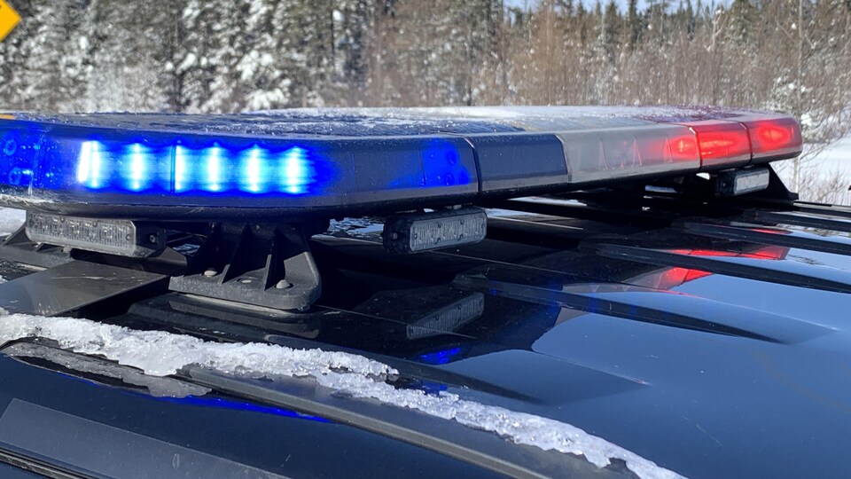 Des gyrophares sur une voiture de police.