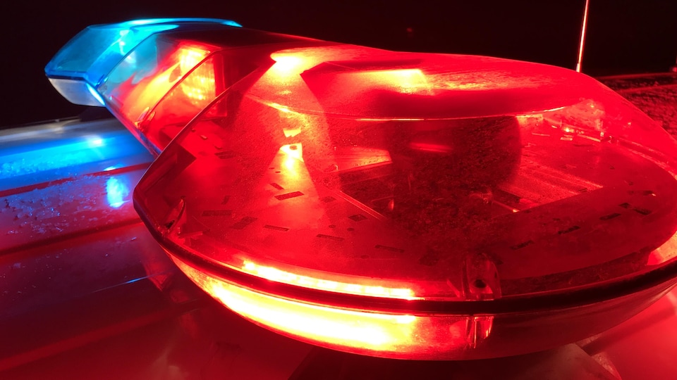 Les gyrophares d'une voiture de police sont allumés la nuit.