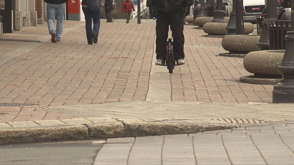Une gyroroue sur un trottoir de la rue des Forges au centre-ville de Trois-Rivières