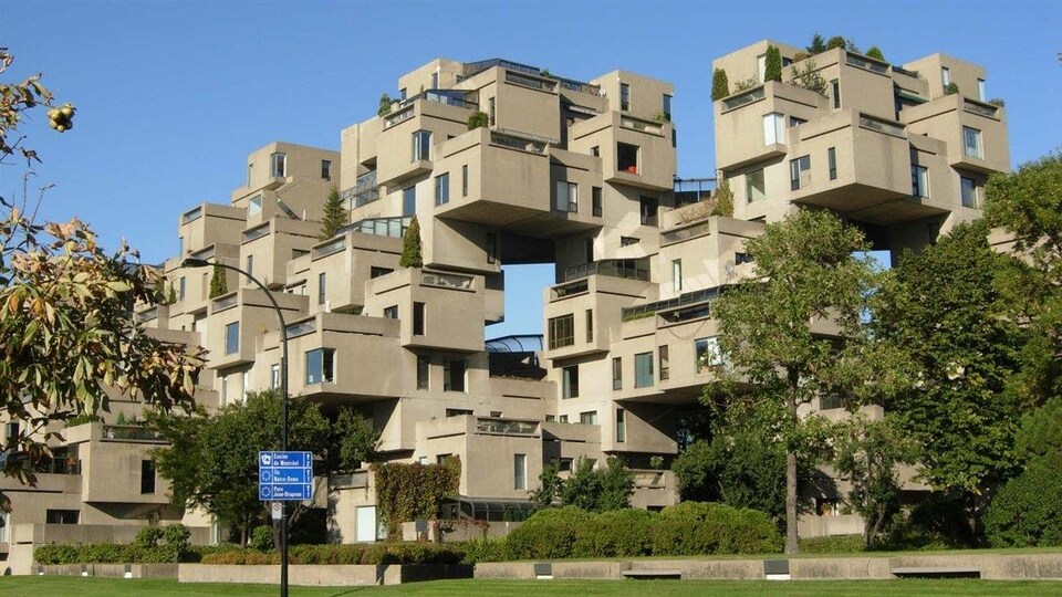 Édifice résidentiel en forme pyramidale.