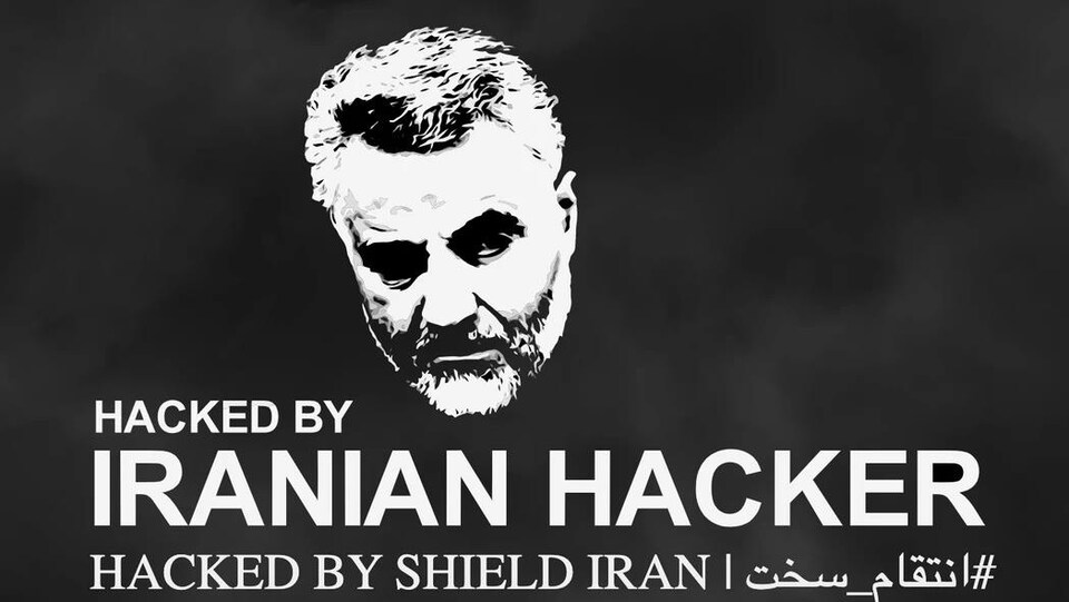 Le visage du général Iranien Qassem Soleimani, suivi du message «piraté par pirate iranien» et «piraté par Shield Iran». C'est l'image qui apparaissait sur la page d'accueil des deux sites piratés. 