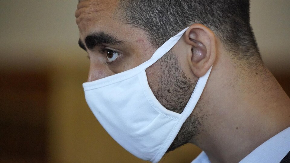 Hadi Matar porte un masque de tissu sur le visage.