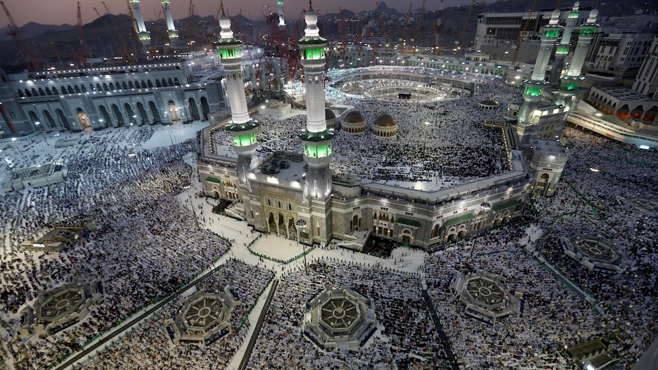 Les musulmans du monde entier viennent à La Mecque pour prier autour de la Kaaba. Sur la photo, on voit une foule impressionnante de pèlerins réunis au pied de la Grande Mosquée.
