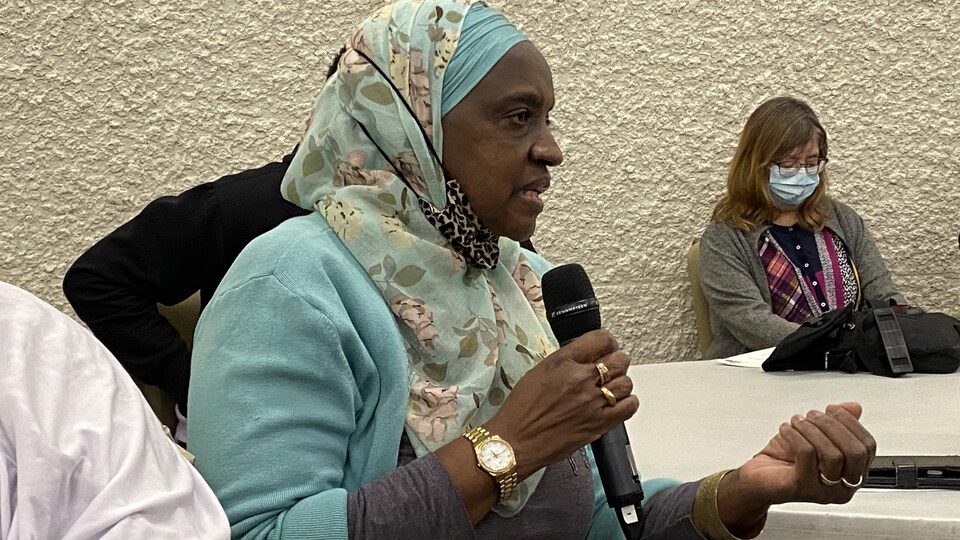 Hadja Aissatou Diallo qui tient un micro.