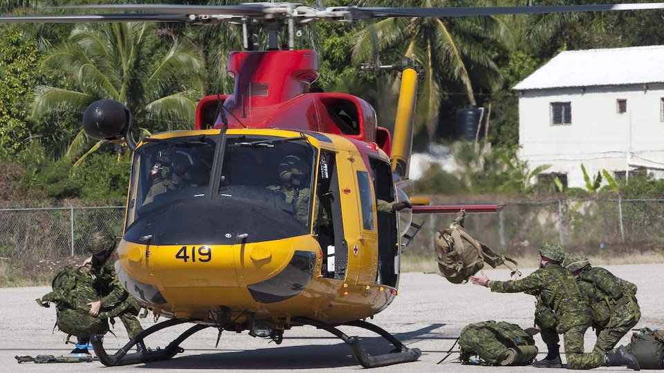 Un hélicoptère des Forces armées canadiennes