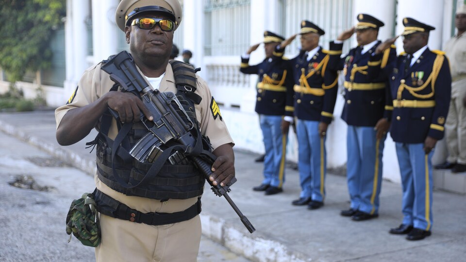 Des militaires haïtiens lors d'une cérémonie marquant l'indépendance du pays à Port-au-Prince, le 18 novembre 2022.