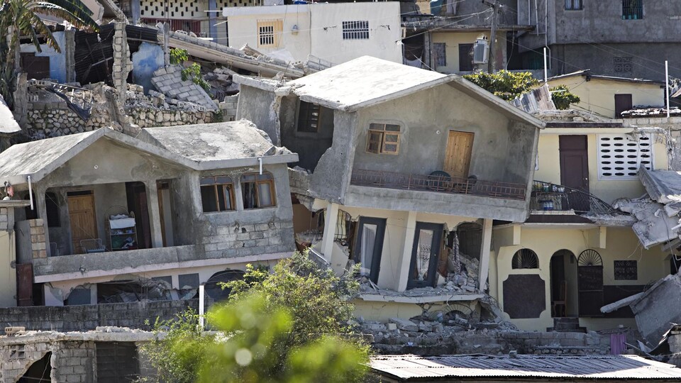 Des maison et édifices ont été fortement endommagés par le séisme en Haïti.