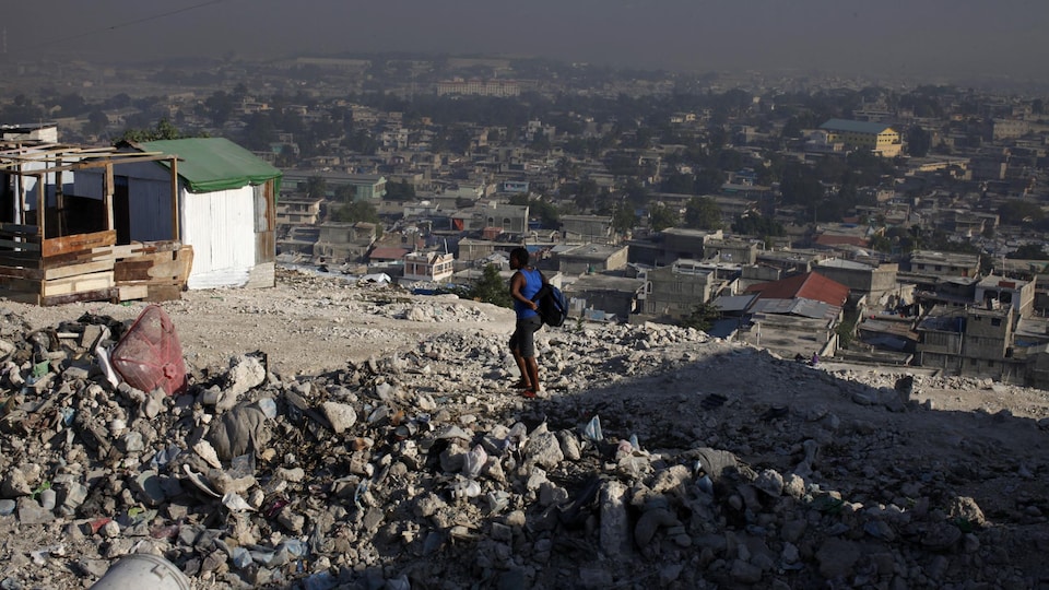 Une femme marche sur une colline surplombant Port-au-Prince.