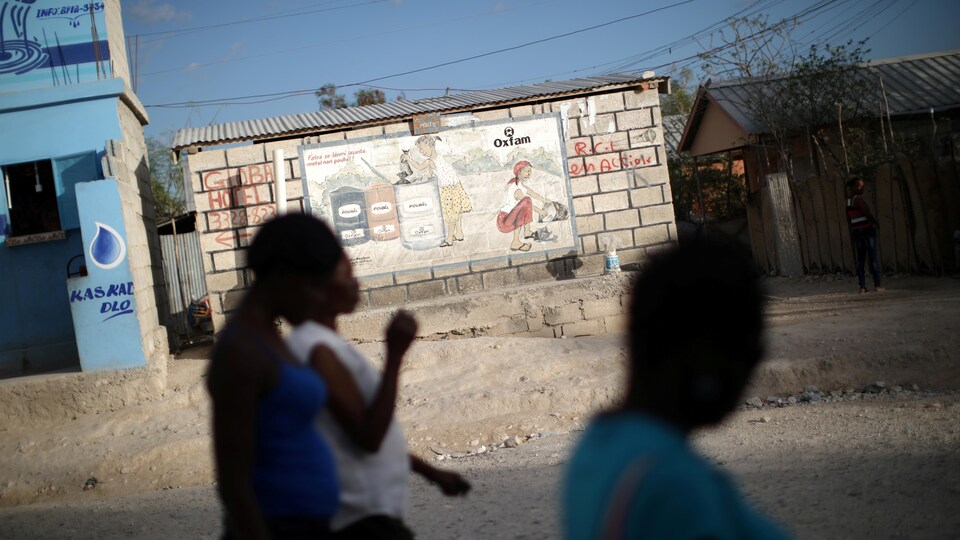 Des femmes circulent dans les rues de Port-au-Prince en Haïti.