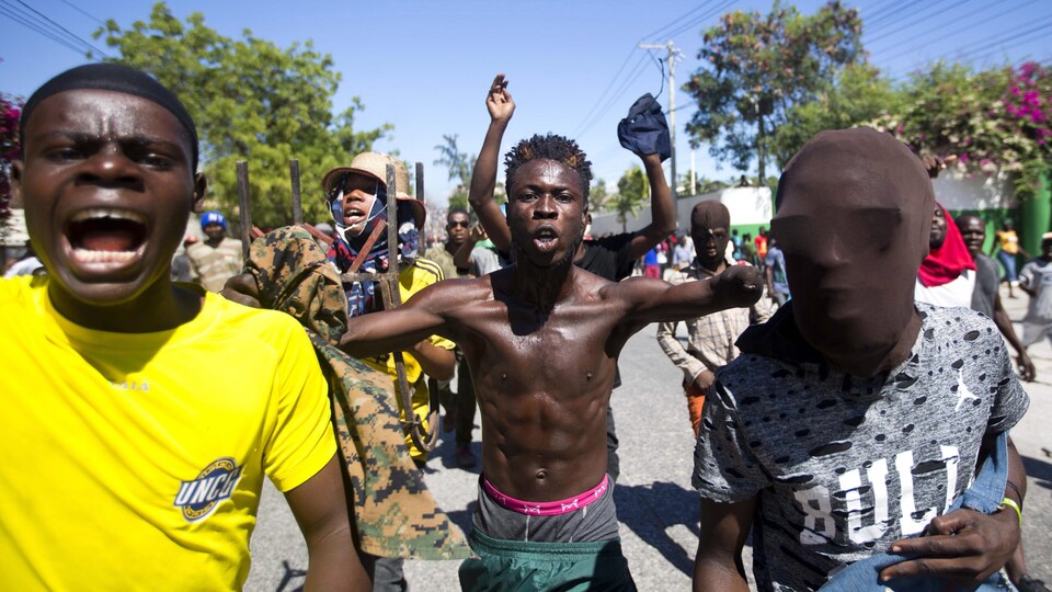 Des manifestants crient des slogans contre le gouvernement et réclament la démission du président d'Haïti.