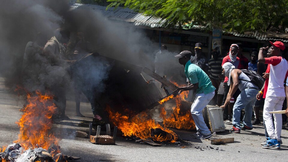 Des manifestants érigent une barricade à Haïti.