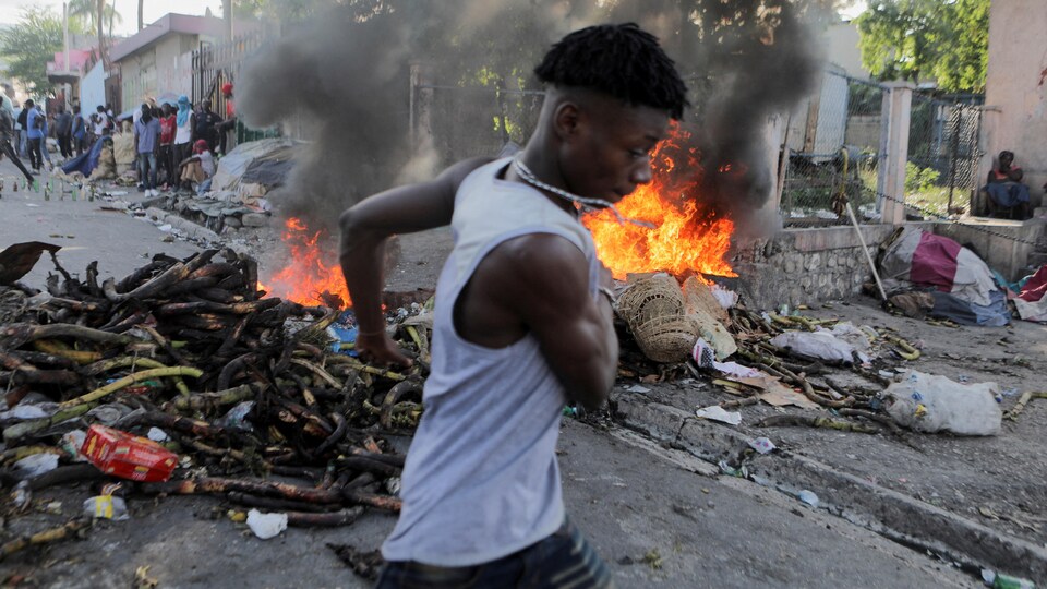 Un Haïtien dans le cadre d'une manifestation.