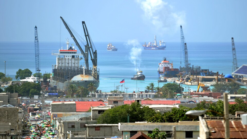 Plusieurs bateaux sont ancrés au port commercial de Port-au-Prince, la capitale d'Haïti.