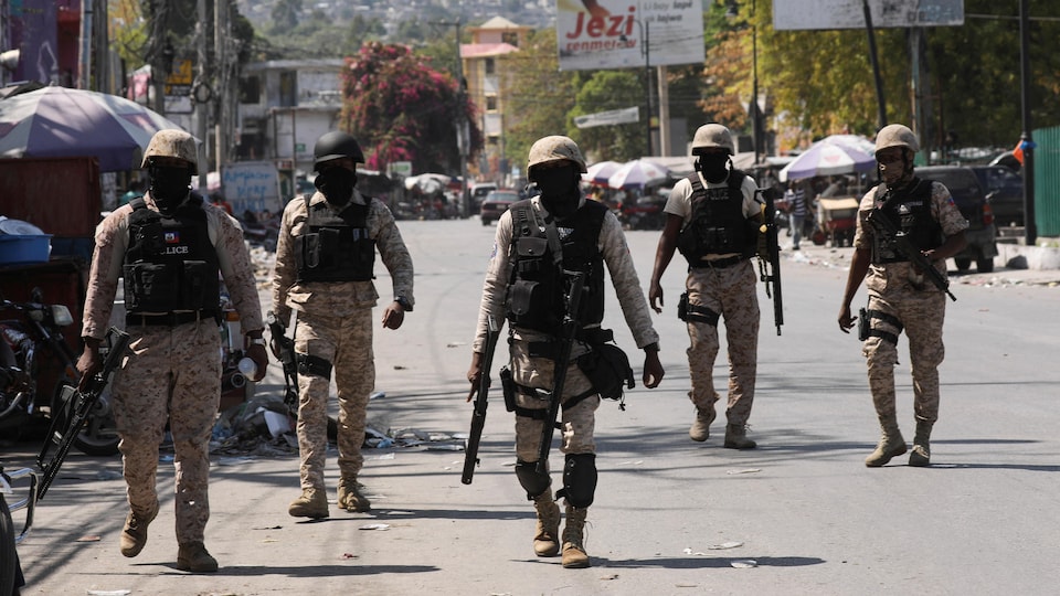 La police armée circule dans les rues de Port-au-Prince.