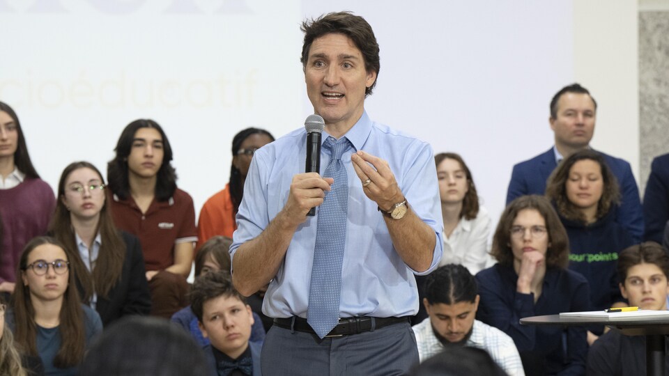 M. Trudeau parlant en tenant un micro devant des citoyens.