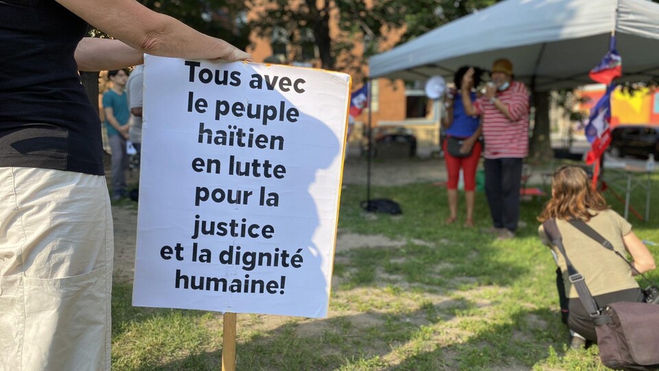 Une vigile de solidarité en soutien au peuple haïtien a eu lieu à Montréal.