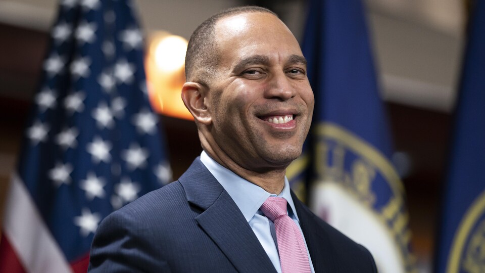 Hakeem Jeffries, souriant.