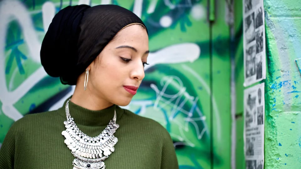 Haleema Mustafa pose pour une photo de mode.
