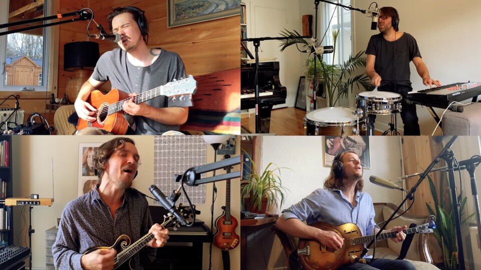 Capture d'écran des quatre musiciens jouant de leur instrument dans leur logement respectif.