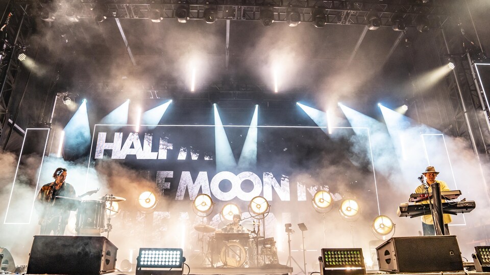 Le groupe Half Moon Run en prestation à Osheaga.