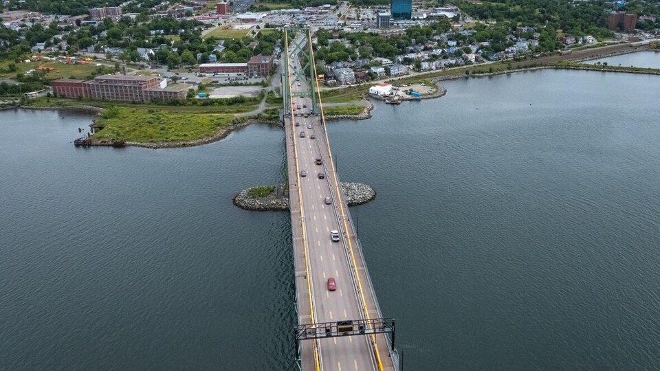 Vue aérienne du port d'Halifax et du pont Macdonald, avec le front de mer de Dartmouth en haut de la photo.