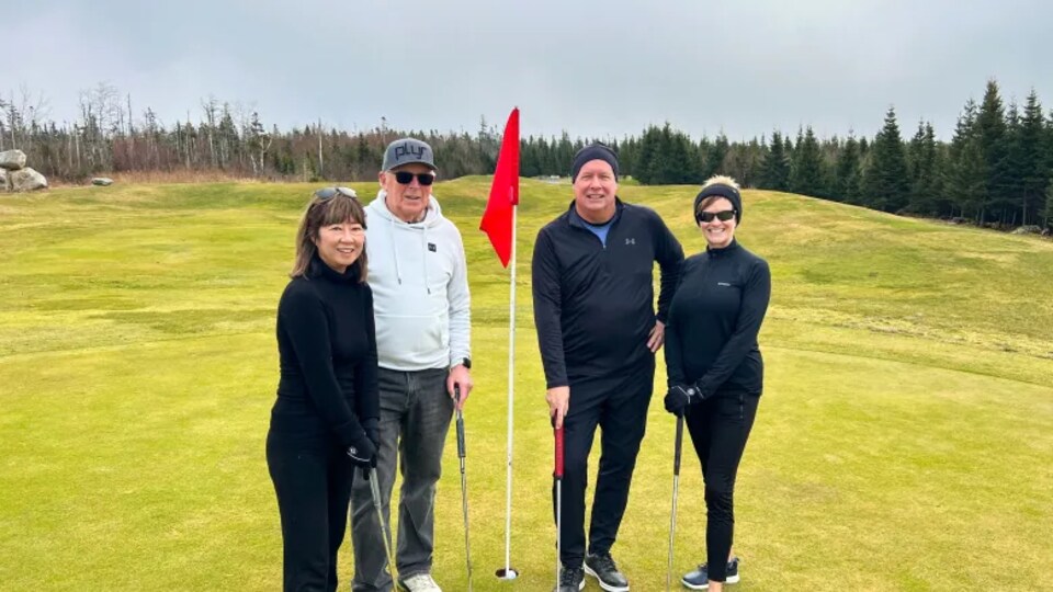 Un quatuor a profité de l'absence de neige à Halifax pour aller jouer une ronde de golf au club Indian Lake.