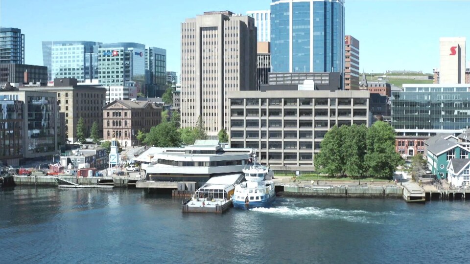 Un vue aérienne du port d'Halifax, des édifices et du traversier.
