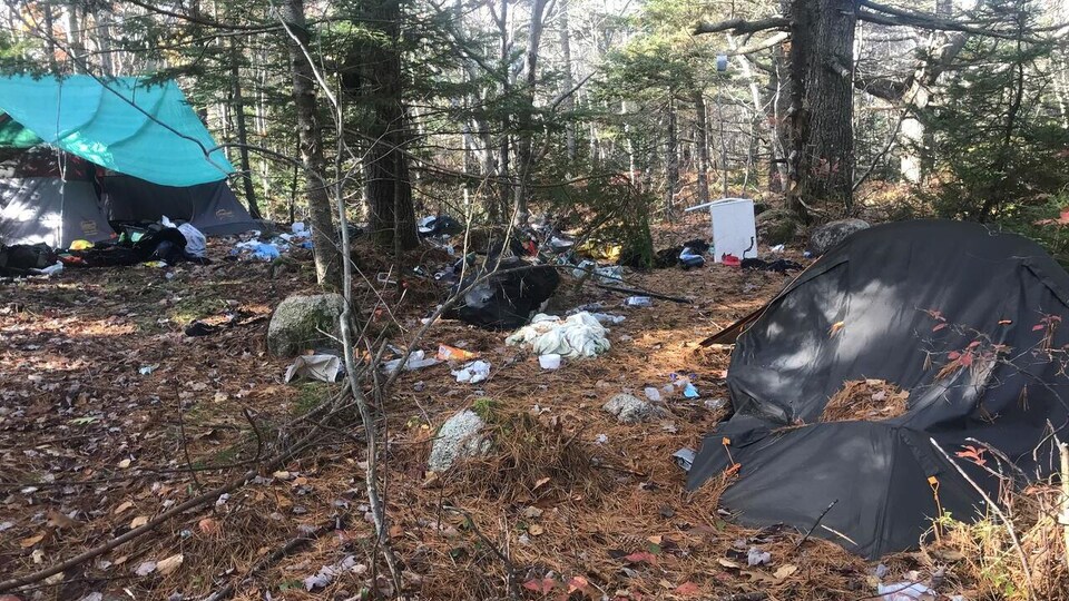 Des campements abandonnés dans le parc provincial de Long Lake.