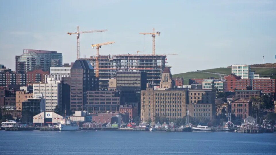 Vue d'immeubles en construction à Halifax, en Nouvelle-Écosse. 