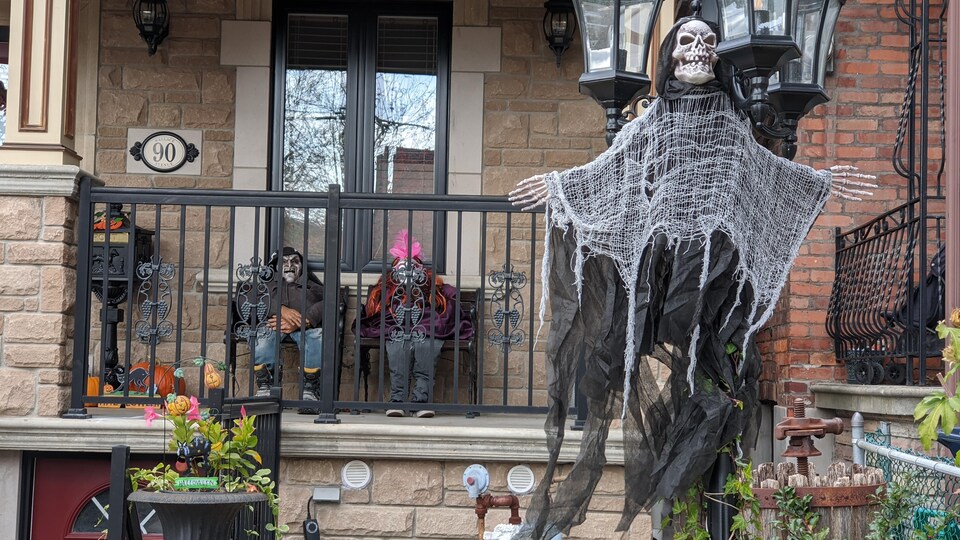 Une maison décorée aux couleurs de l'Halloween.