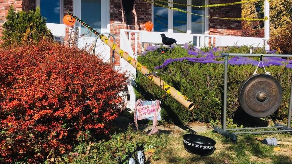 Une maison décorée pour Halloween, où l'on voit un tube en carton de plusieurs mètres.