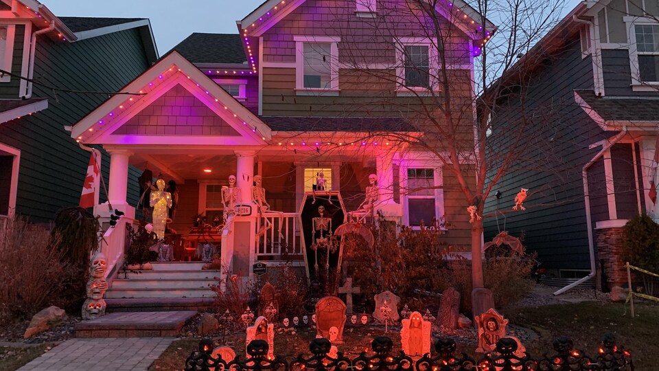 Une maison du quartier de Summerside complètement décorée avec des squelettes et un cimetière.