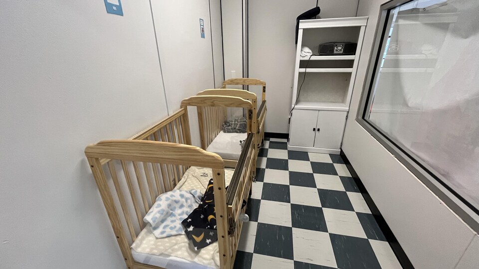 Des bassinettes pour bébé dans une pièce pour la sieste.  